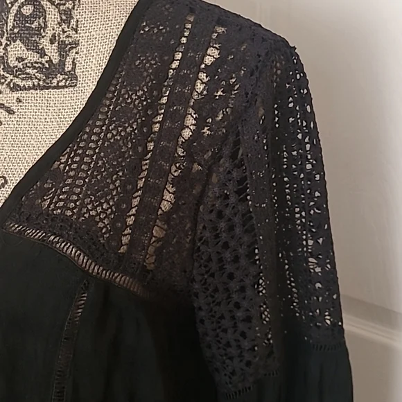 🖤 Black Lace Blouse - Picture 2 of 4